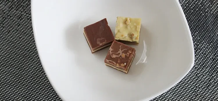 ischokladpraliner med rostade hasselnötter