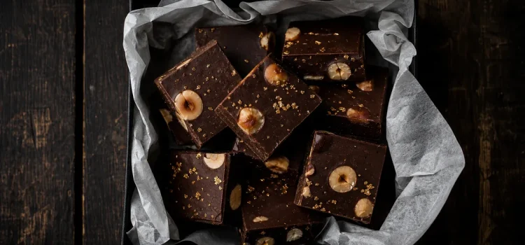 Ischokladpraliner med rostade hasselnötter och bladguld