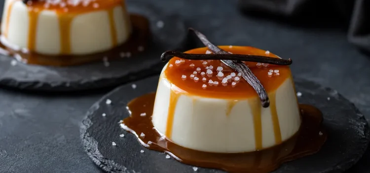 Vaniljpannacotta med smörkolasås och havssalt